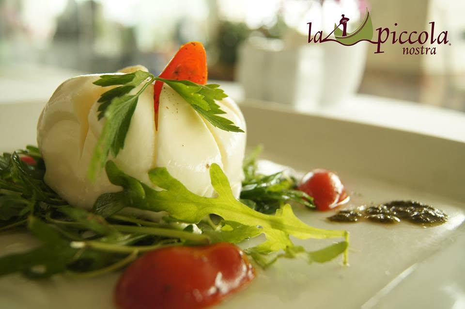 Burrata fresca con rúcula