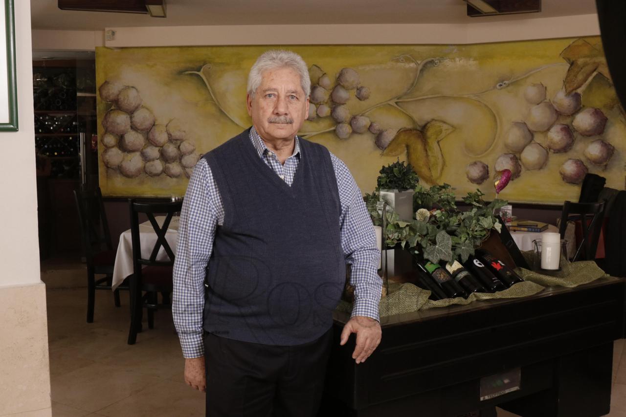 Don Gino en el salón principal de La Piccola Nostra